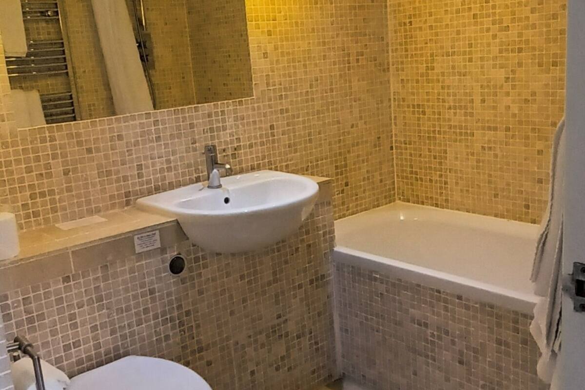 superior double room | bathroom | towels