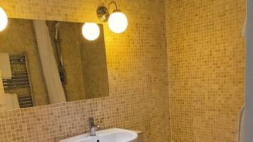 A bathroom with a toilet, sink, and bathtub.