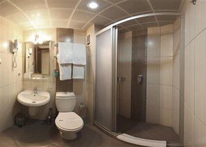 Combined shower/bathtub, hair dryer, towels - Ommer Hotel Ankara (Ankara)
