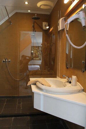 Værelse til 3 personer - udsigt til kanal (with shower) | Badeværelse | Hårtørrer, håndklæder, Sæbe, Shampoo