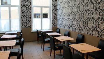 ๋งค์ผ ๋ทํ ์์นจ ์์ฌ(1์ธ๋น EUR 18)