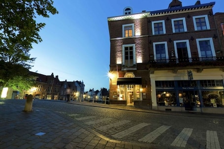 Exterior. Canalview Hotel Ter Reien