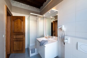 Suite Lune de Miel | Salle de bain | Sèche-cheveux, serviettes fournies, papier toilette