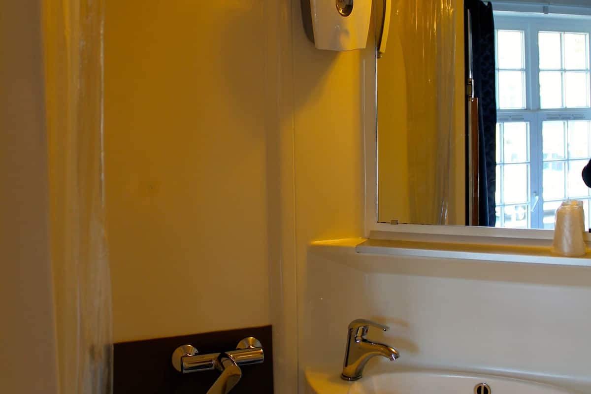 Hårføner, håndklær og toalettpapir