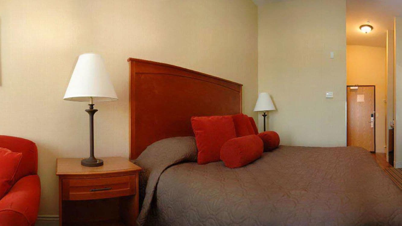 premium bedding, pillow-top beds, desk, blackout curtains