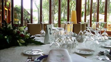 供应早餐、午餐和晚餐,地区菜