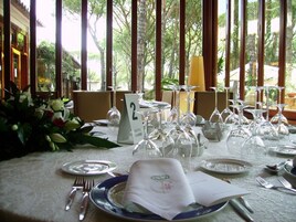 Breakfast, lunch, dinner served; Regional cuisine 