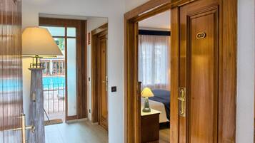 Familie bungalow | Badkamer | Een haardroger, een bidet, handdoeken