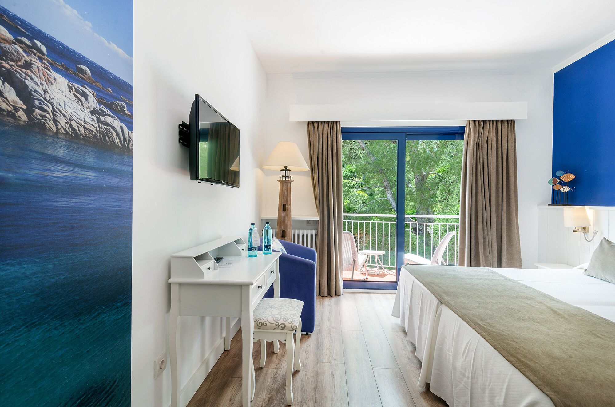 In-room safe, desk, WiFi (free), bed sheets