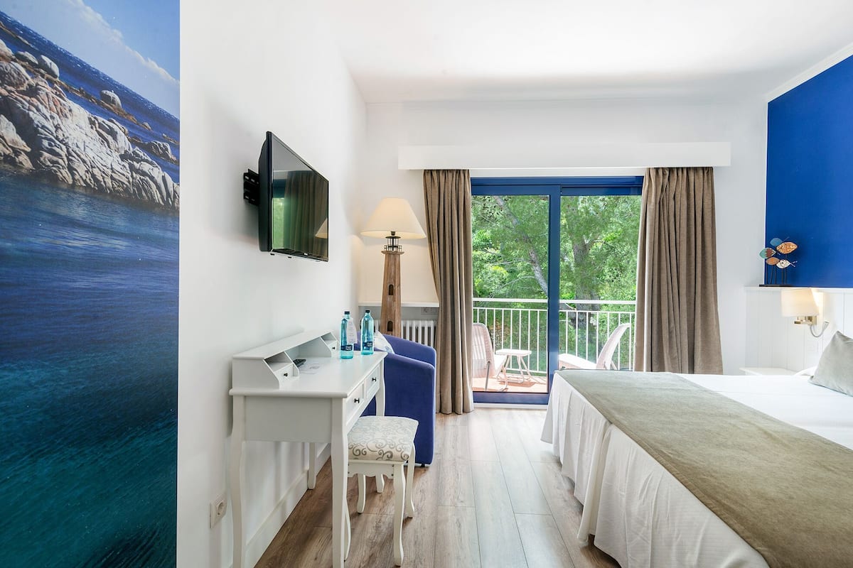 In-room safe, desk, WiFi (free), bed sheets
