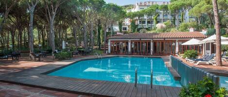 Outdoor pool, sun loungers