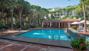 Outdoor pool, sun loungers - Hotel Garbí (Palafrugell)