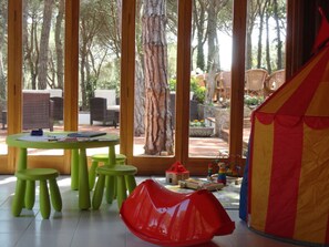 Área de juegos infantiles bajo techo
