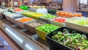 A buffet with various food items and drinks. - Golden Acqua Salou (Salou)
