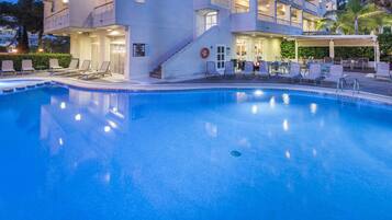 Inomhuspool och en säsongsöppen utomhuspool