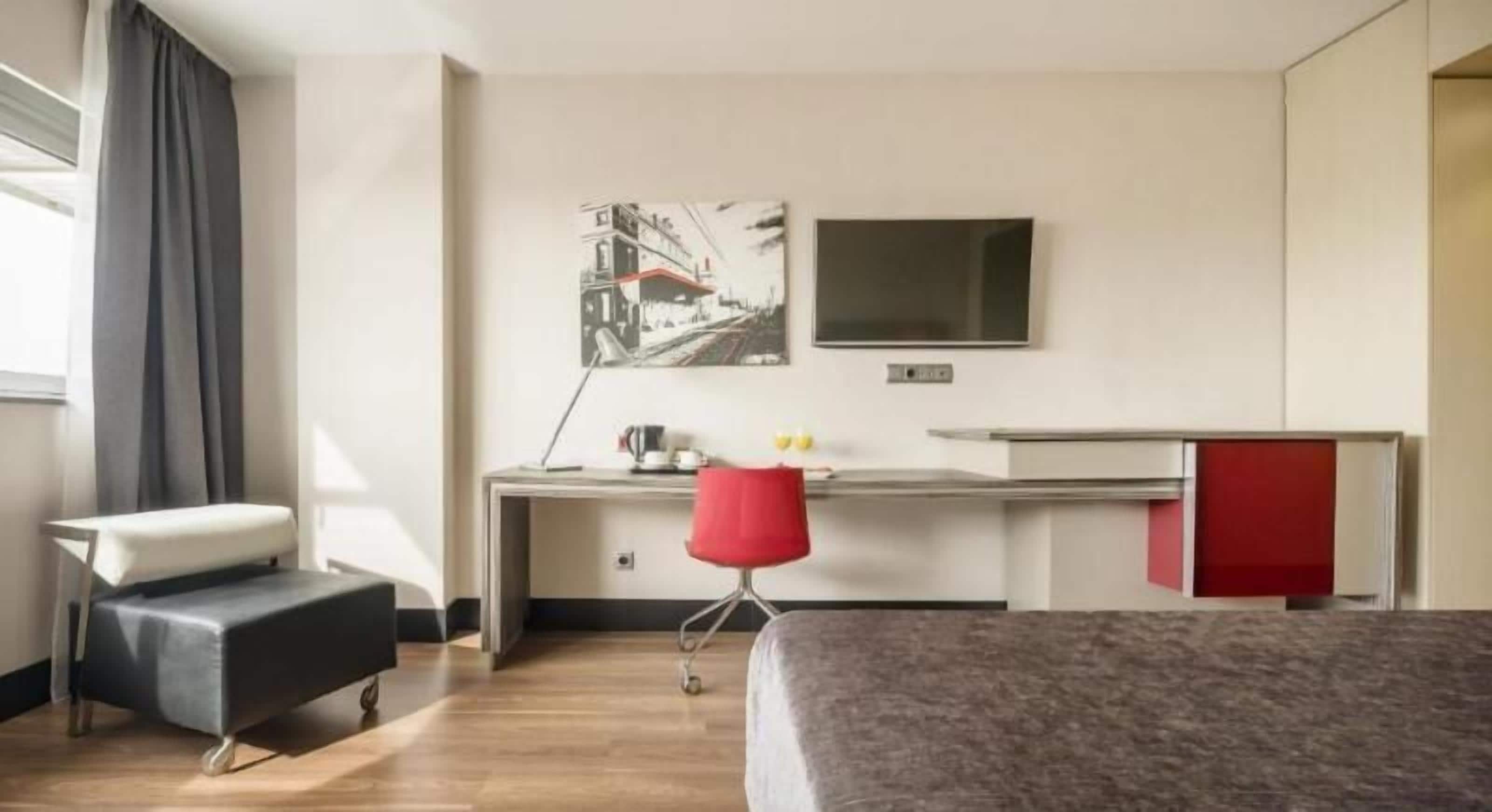 Duntäcken, värdeförvaringsskåp på rummet och skrivbord