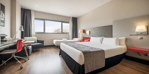 Down duvets, in-room safe, desk, laptop workspace - Hotel ILUNION Barcelona (Barcelona)