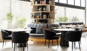 Lobby sitting area - Hotel ILUNION Barcelona (Barcelona)