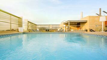 Piscina externa, espreguiçadeiras