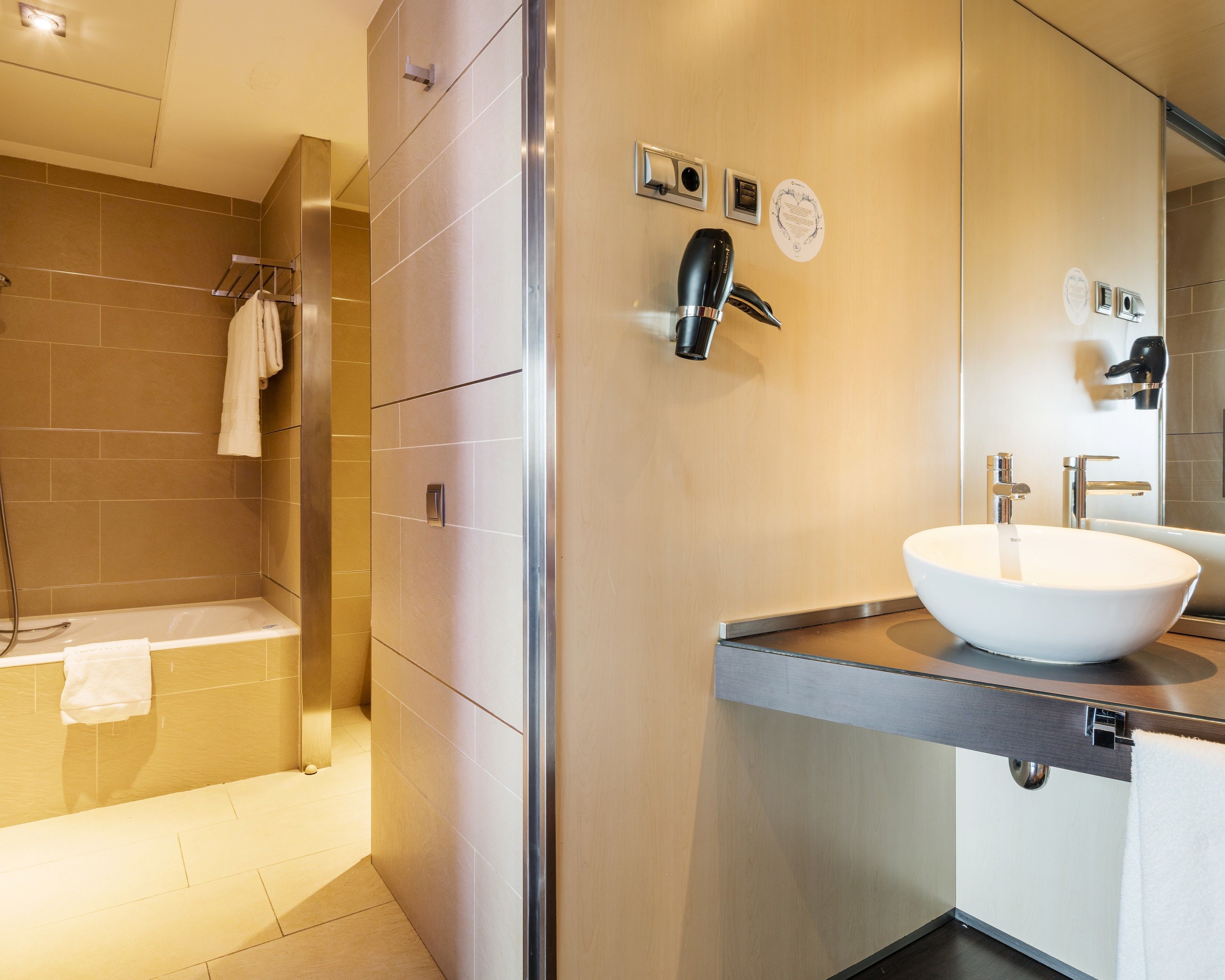 junior suite, terrace | bathroom | eco-friendly toiletries, hair dryer, bidet, towels