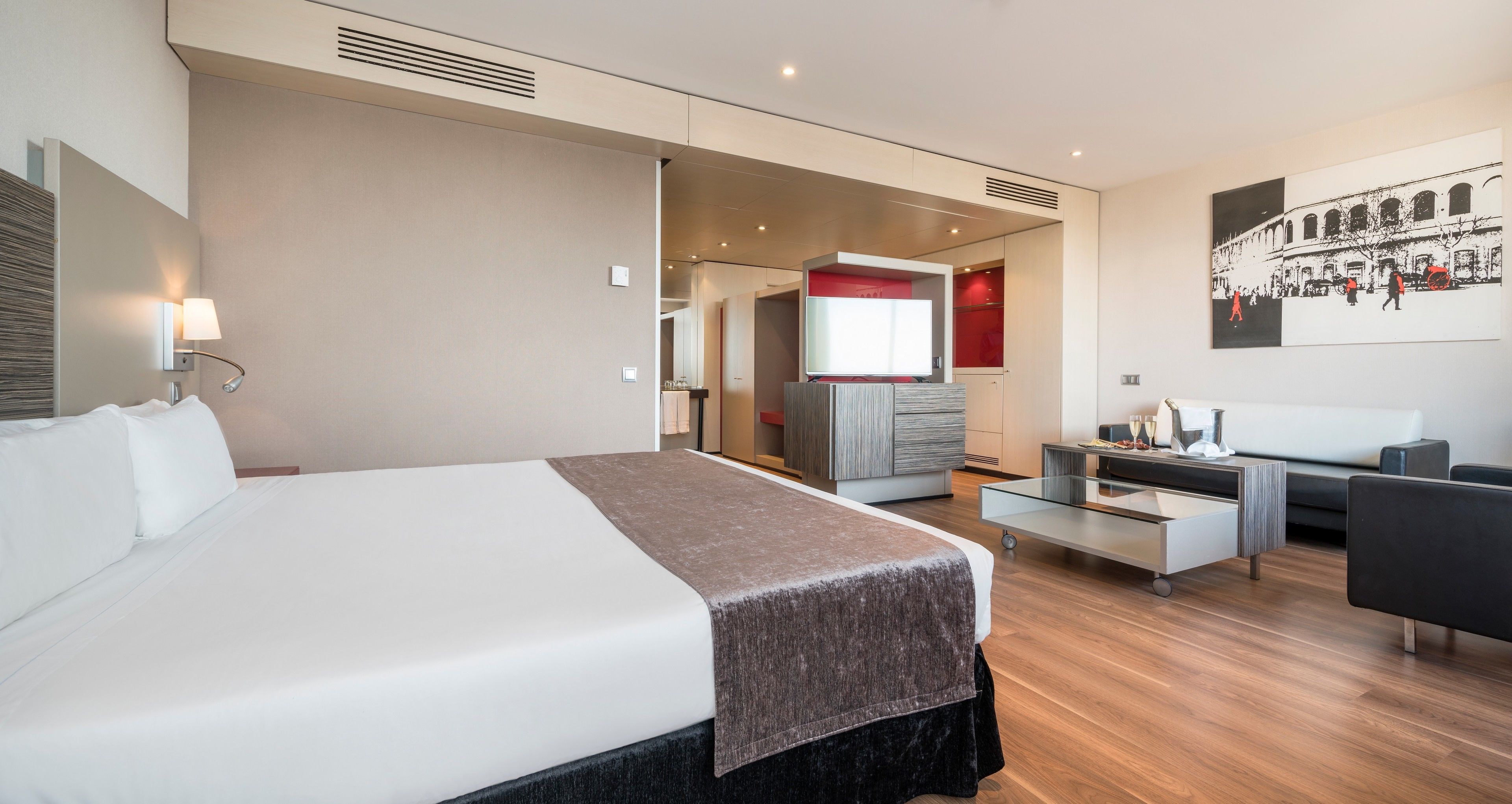 junior suite, terrace | 1 bedroom, down duvets, in-room safe, desk