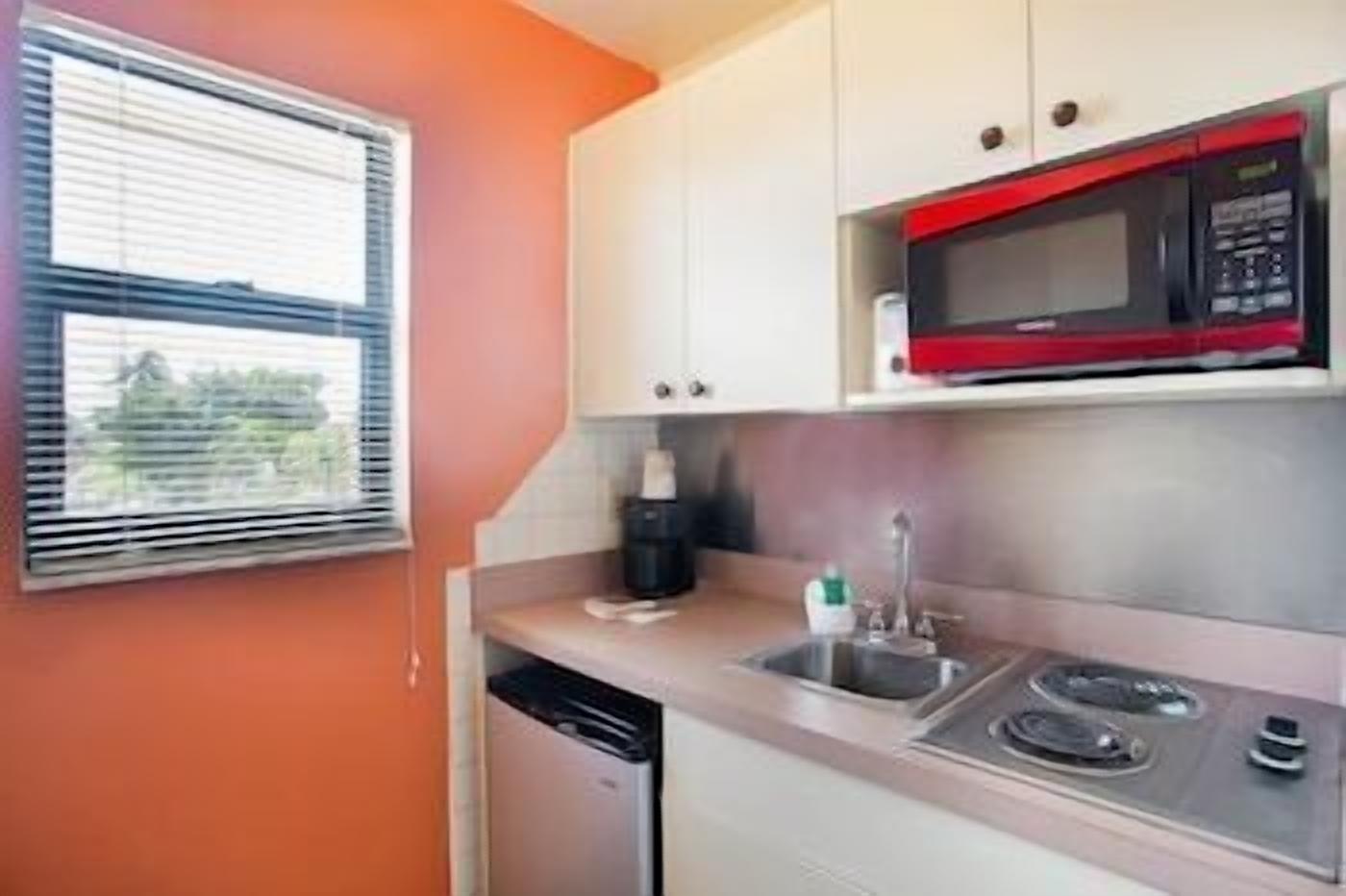 Private kitchen | Fridge, microwave, stovetop, coffee/tea maker