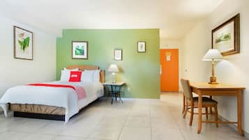 Escritorio, tabla de planchar con plancha, wifi gratis y ropa de cama