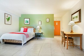 Escritorio, tabla de planchar con plancha, wifi gratis y ropa de cama 