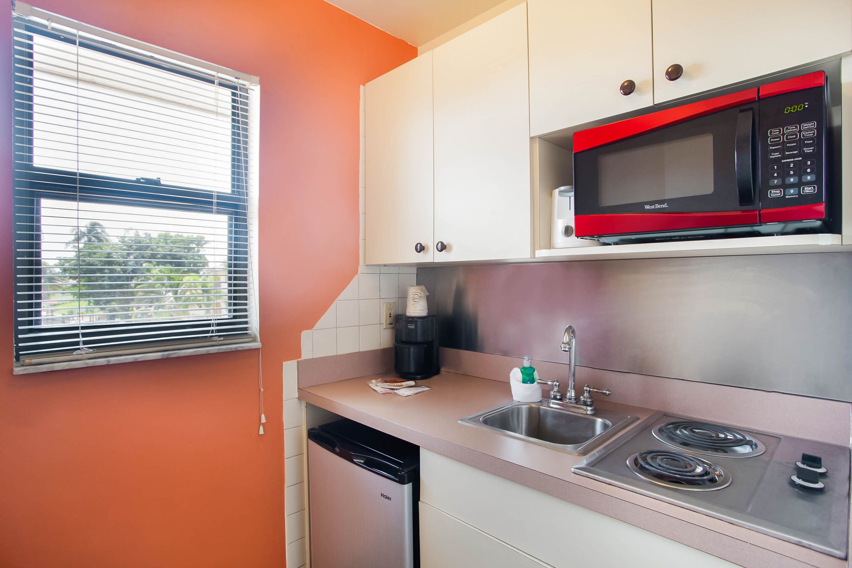 Room, 1 King Bed | Private kitchen