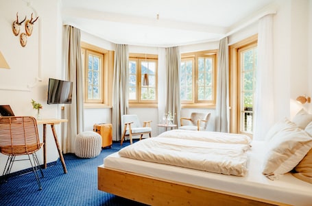 Tabla de planchar con plancha, wifi gratis y ropa de cama
