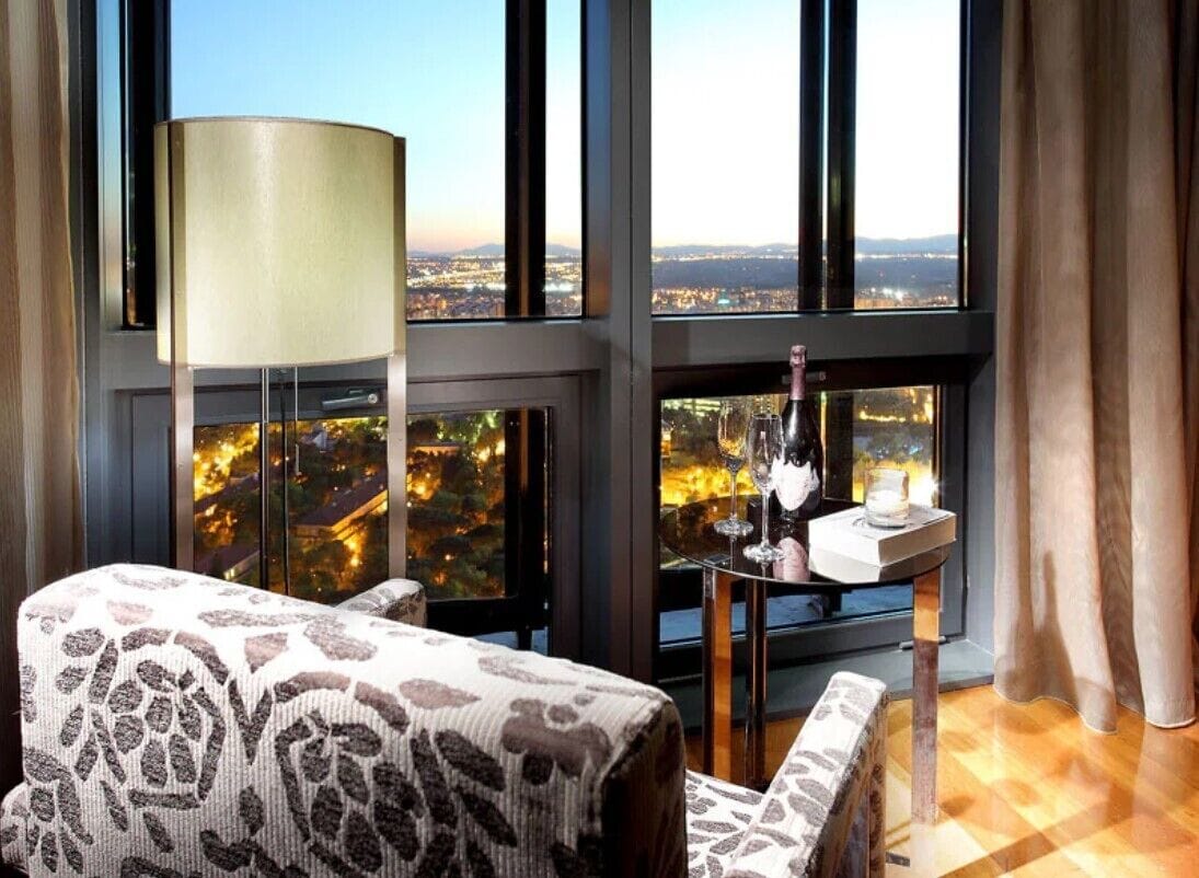 Minibar, coffres-forts dans les chambres, bureau, chambres insonorisées