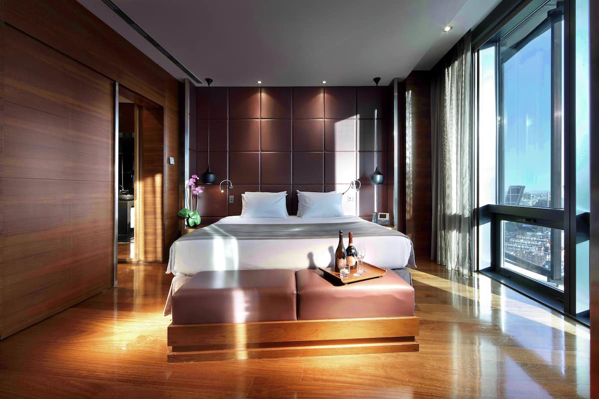 Minibar, brankas, meja kerja, dan kedap suara