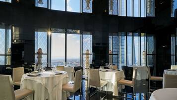 Déjeuner et dîner servis sur place