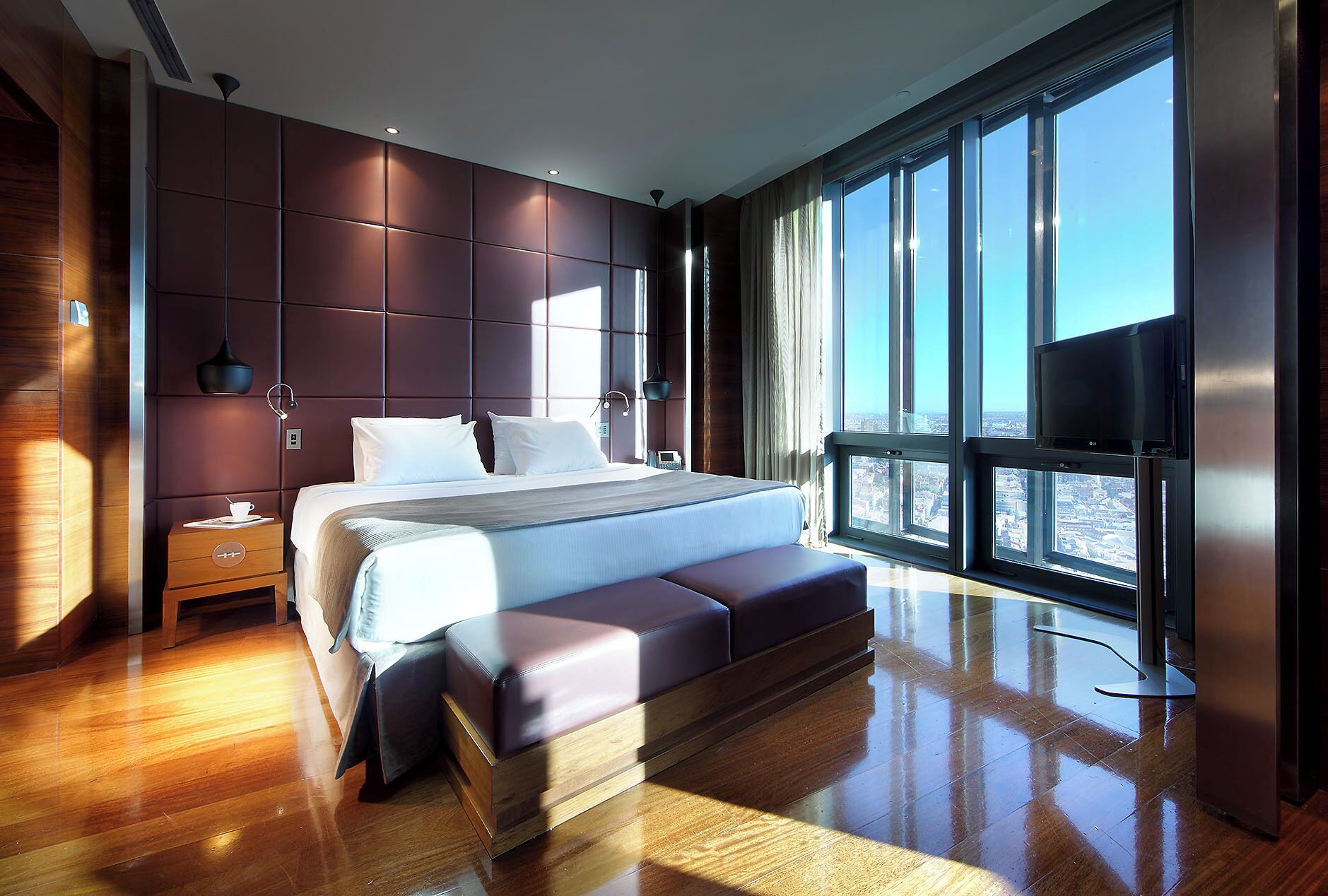 Een minibar, een kluis op de kamer, een bureau, geluiddichte muren