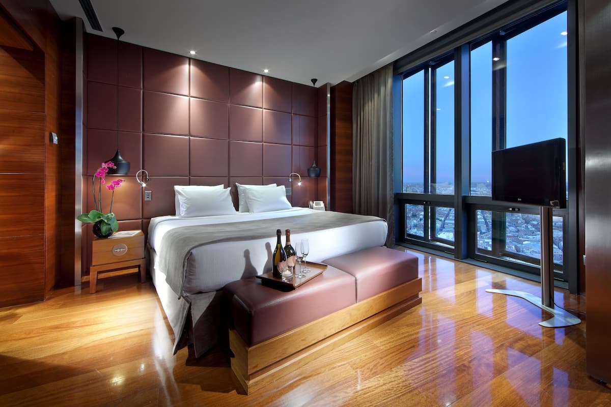 Minibar, brankas, meja kerja, dan kedap suara