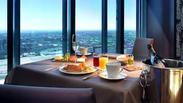 朝食、ランチ、ディナーに営業