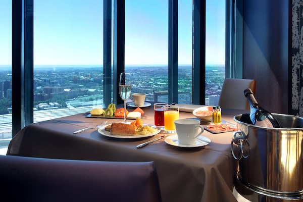 Serves breakfast, lunch, and dinner