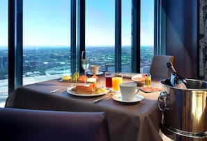 Sert le petit déjeuner, le déjeuner et le dîner