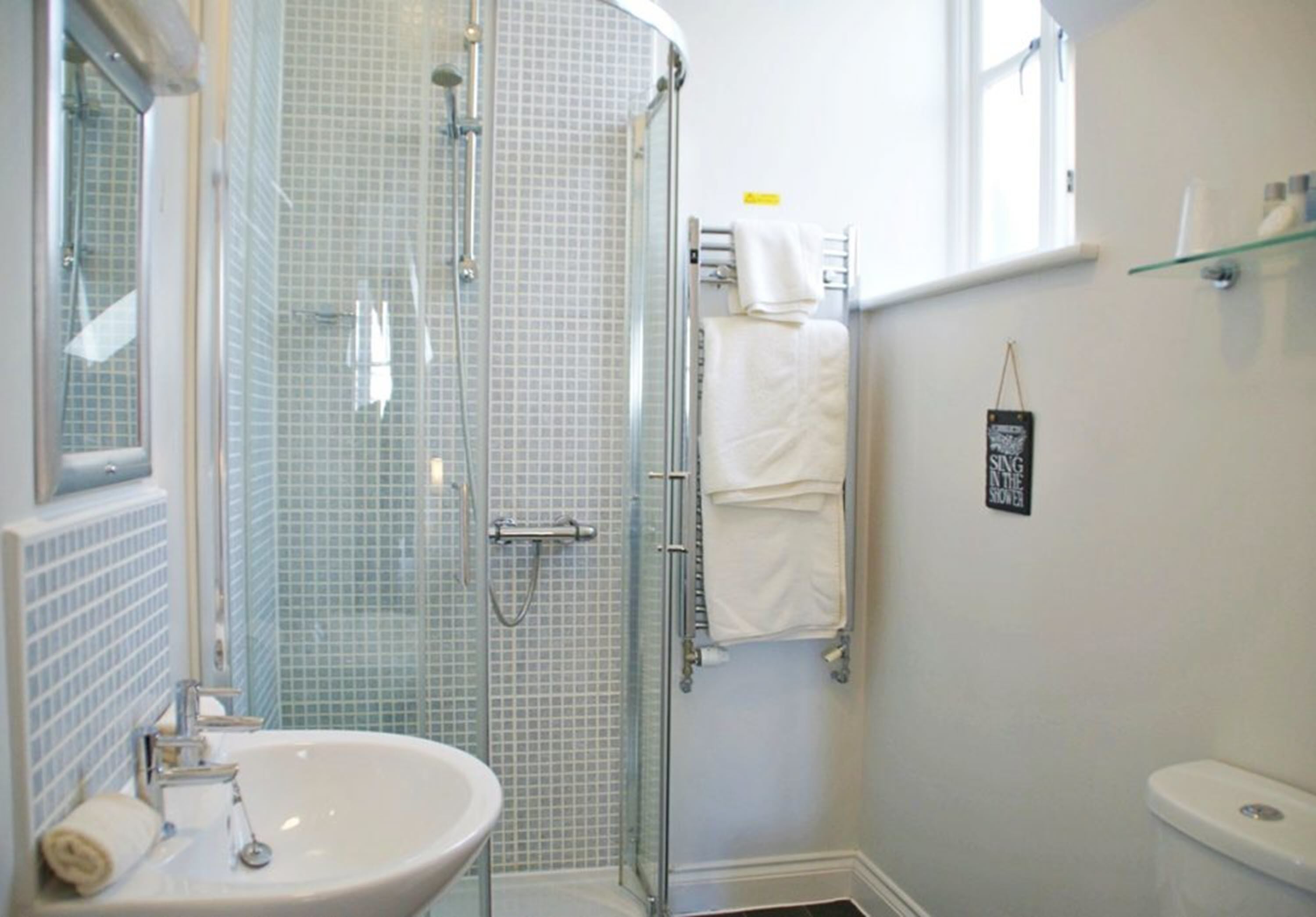 Đồ dùng nhà tắm miễn phí, máy sấy tóc, khăn tắm 