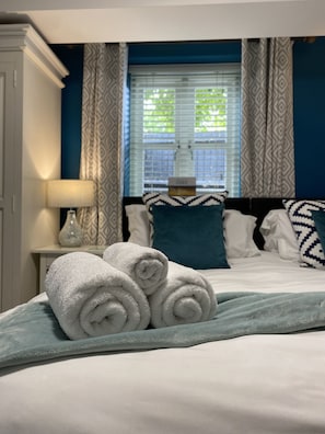 Basic Room, Mobility Accessible, Non Smoking | Bathroom | Free toiletries, hair dryer, towels
