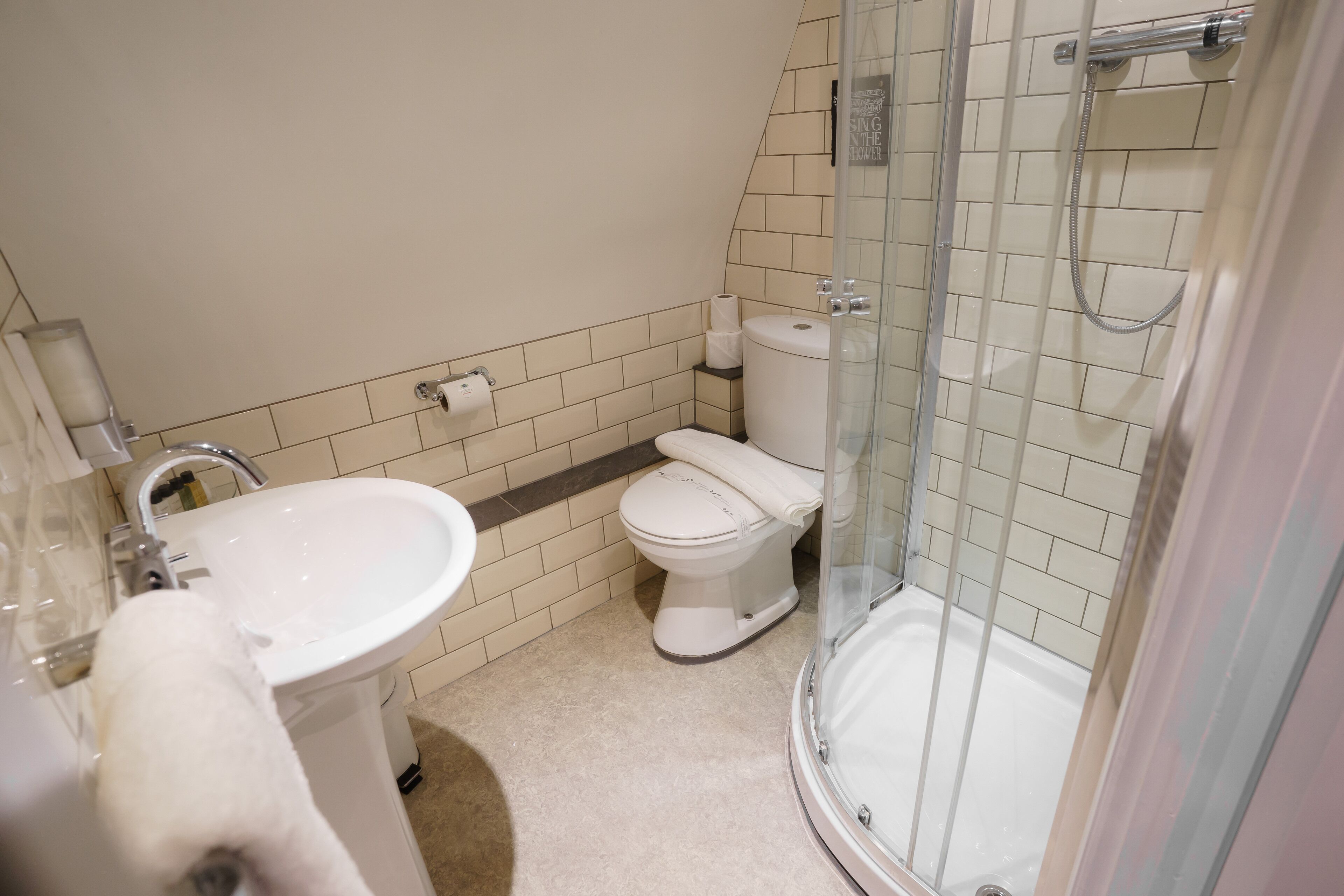 deluxe twin room | individually decorated, individually furnished, desk, iron/ironing board