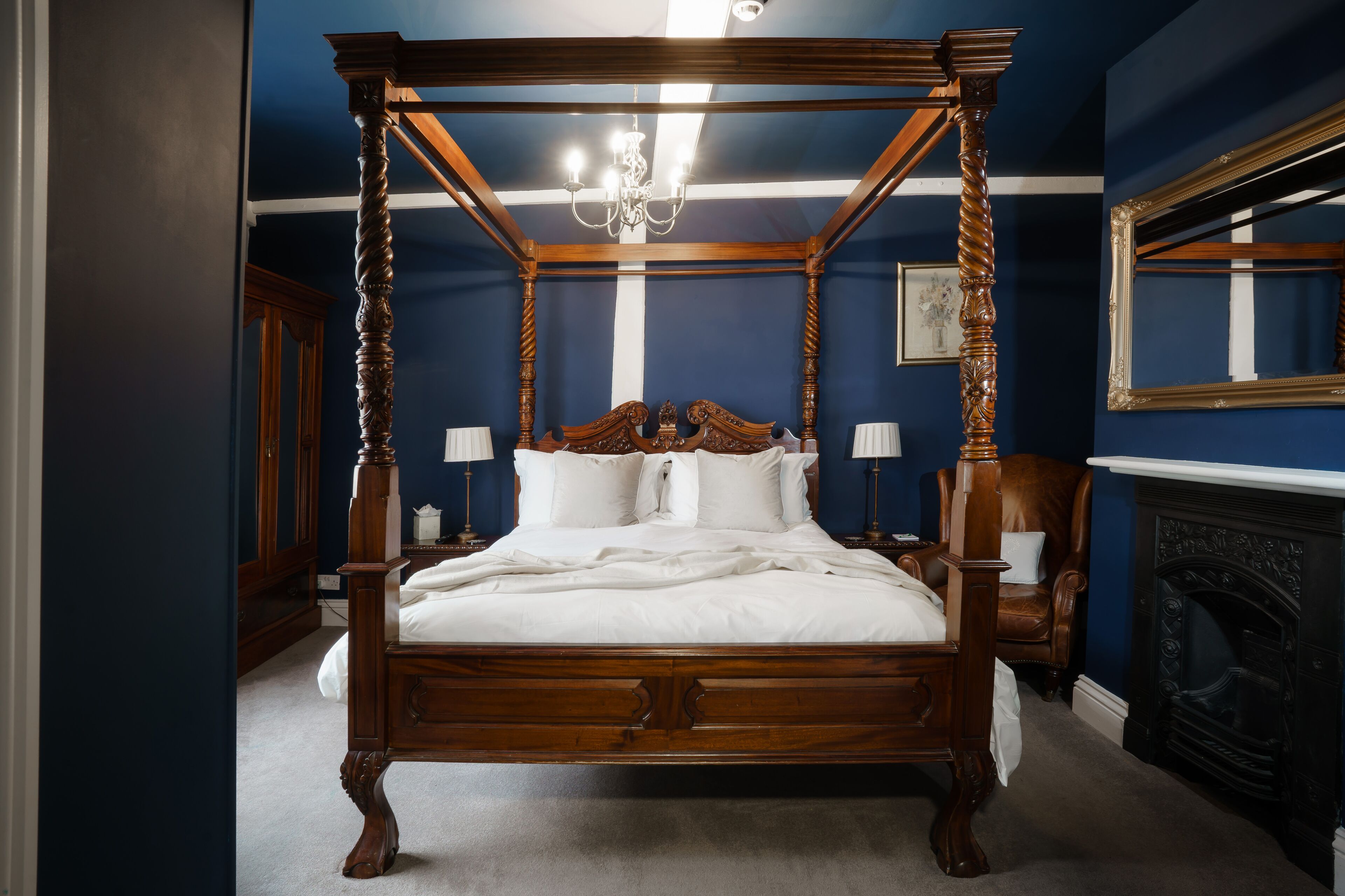 double room (four poster bed) | individually decorated, individually furnished, desk, iron/ironing board