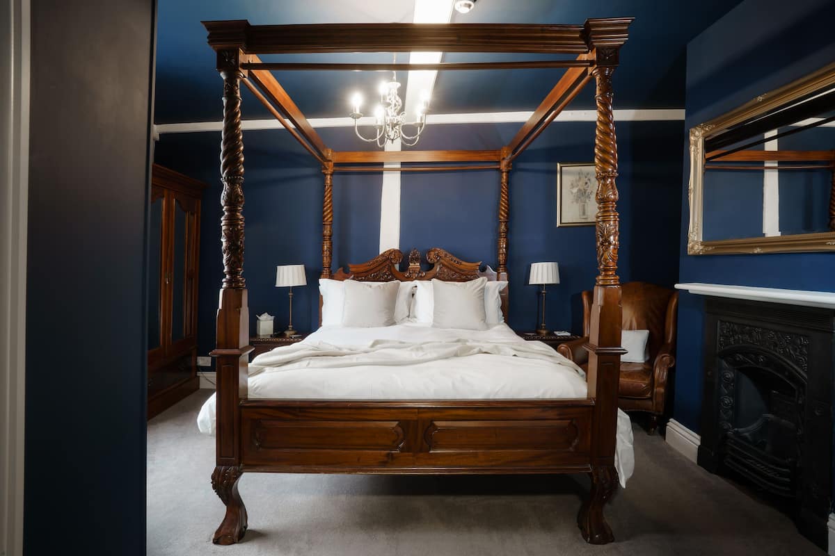 double room (four poster bed) | individually decorated, individually furnished, desk, iron/ironing board