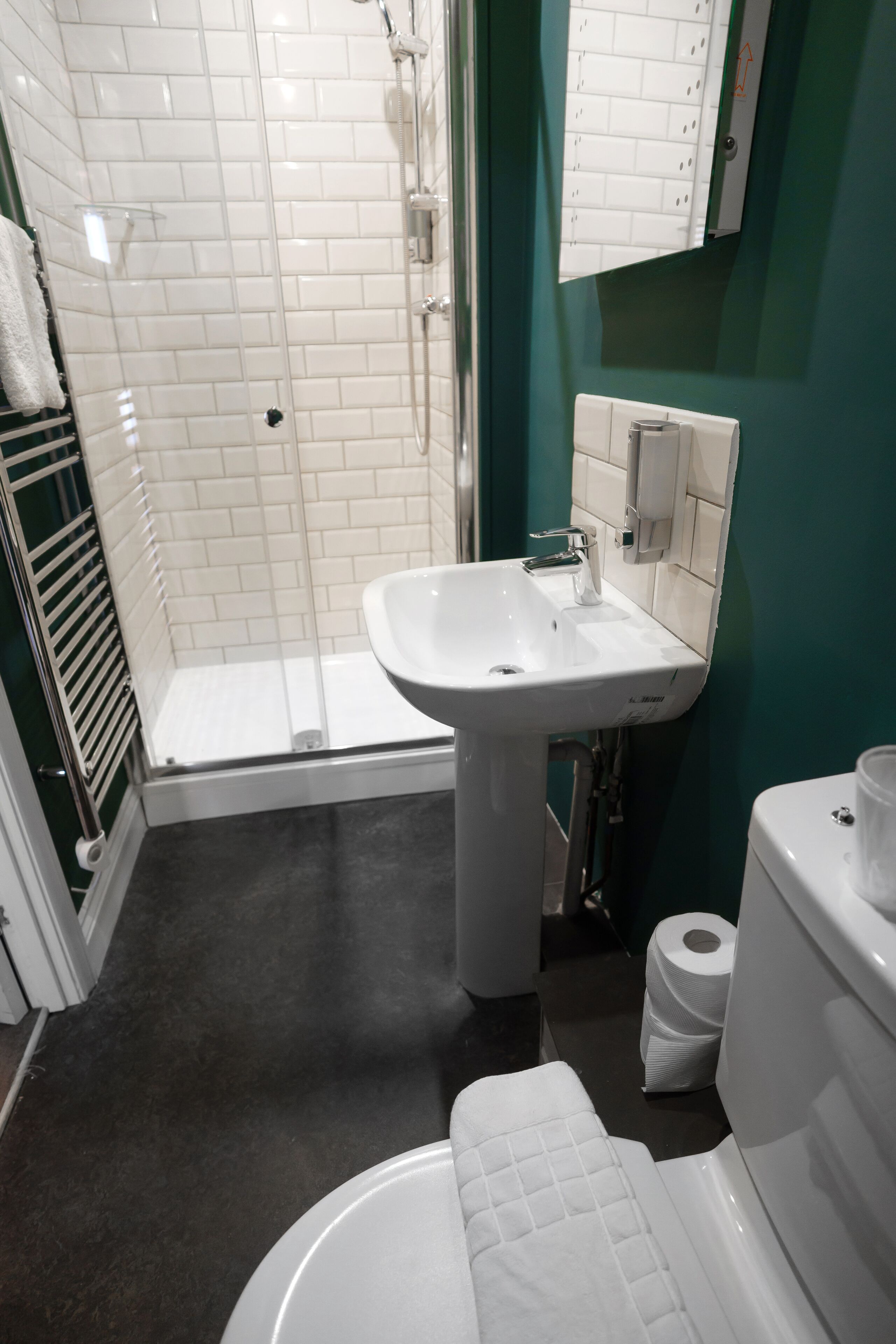 double room (four poster bed) | individually decorated, individually furnished, desk, iron/ironing board