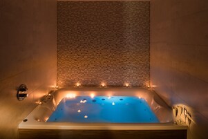 Crystal Suite | Private spa tub