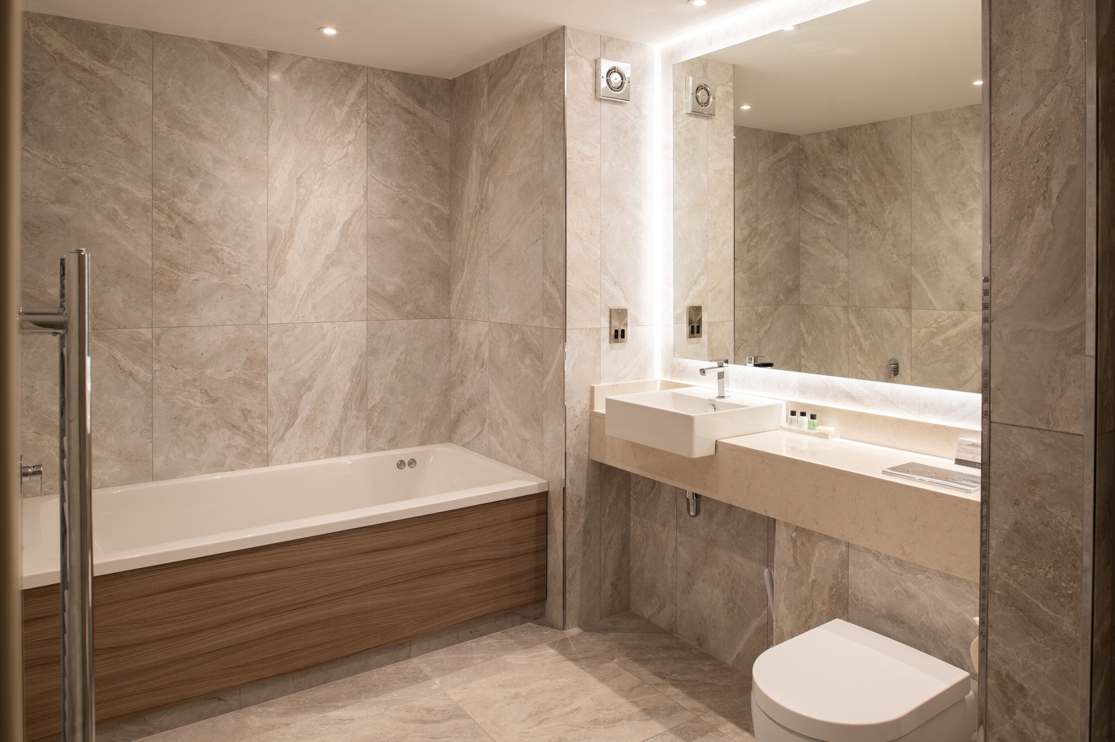 Un baño moderno con bañera, lavabo e inodoro.