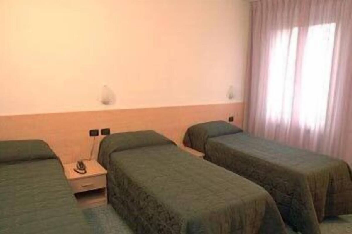 Triple Room | Desk, soundproofing, WiFi (free), bed sheets