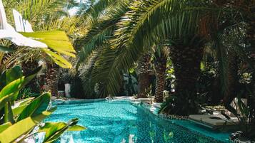 2 piscinas al aire libre, sombrillas, sillones reclinables de piscina