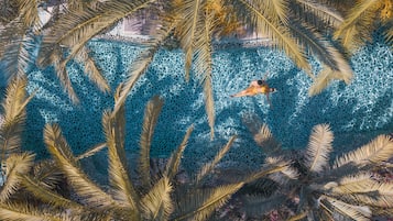 2 piscinas al aire libre, sombrillas, sillones reclinables de piscina