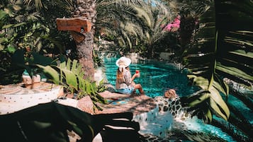2 piscinas externas, guarda-sóis, espreguiçadeiras